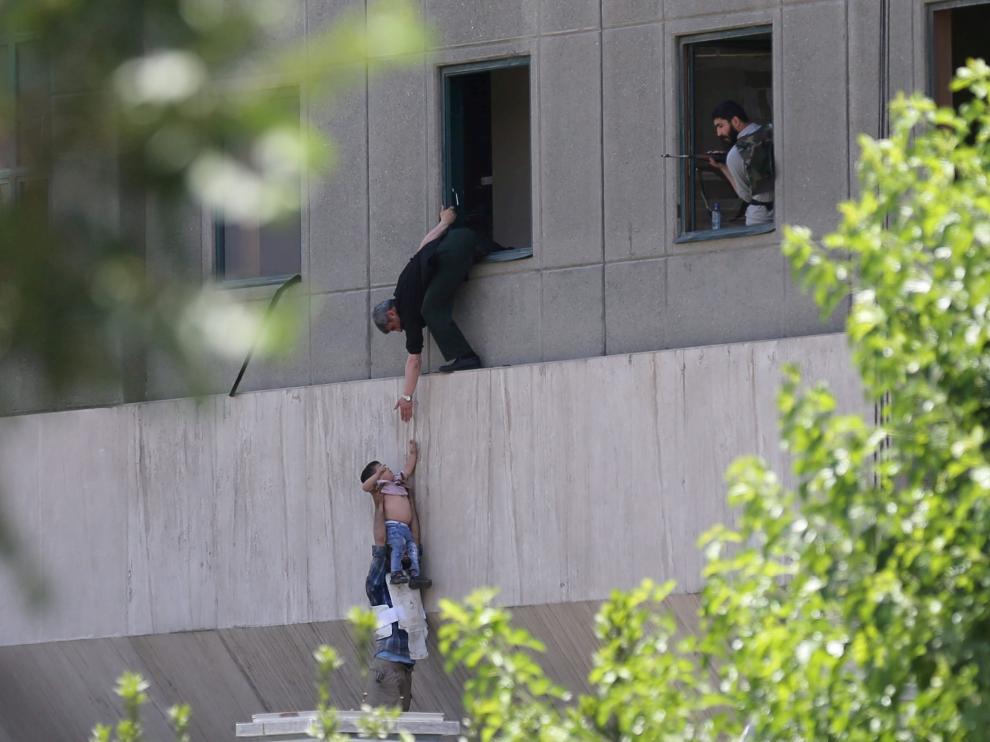 Un joven es evacuado durante el ataque al parlamento iraní en junio de 2017