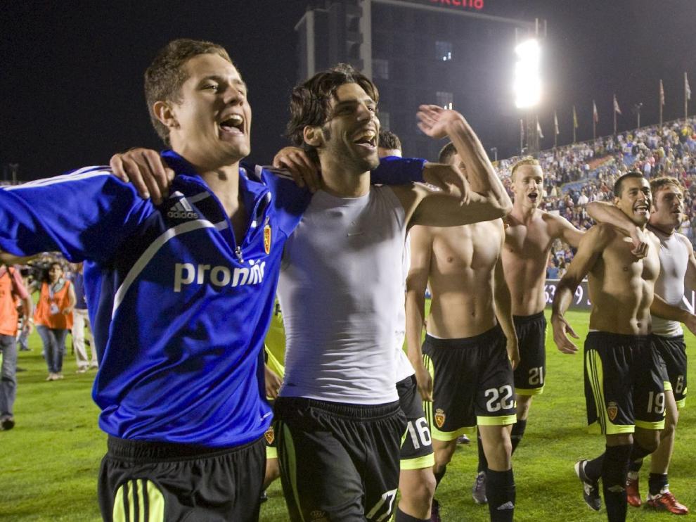 Los jugadores del Real Zaragoza celebran la victoria y la salvación en el campo del Levante, en mayo de 2011.