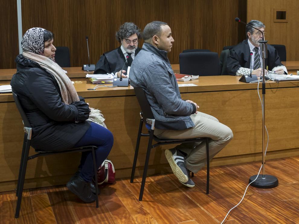 Bouchra S. y Rachid B., durante el juicio que se celebra en la Audiencia de Zaragoza por el presunto asesinato de su bebé.