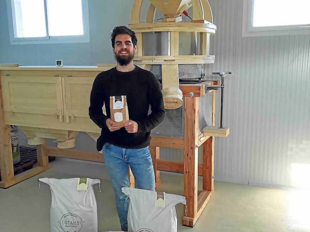 Adrián Tambo muestra orgulloso sus harinas, en las nuevas instalaciones de su molino.