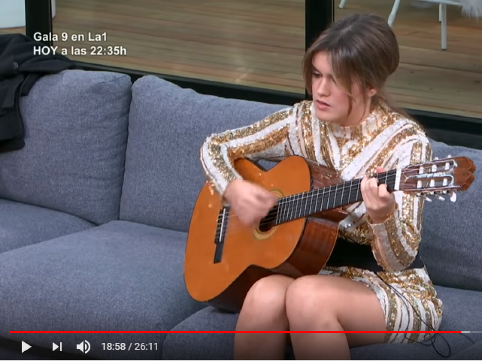 Amaia con su guitarra en la academia de OT.