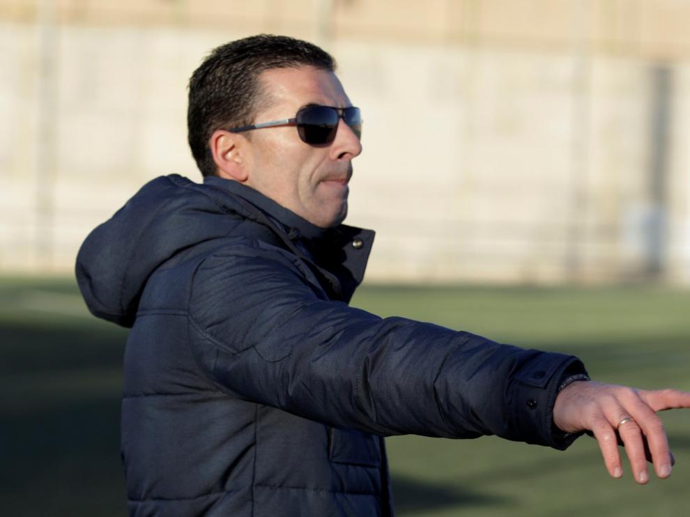 Eduardo Celma, técnico del Valdefierro, el 2 de diciembre en el campo del Escalerillas.