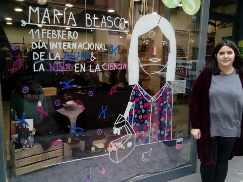 De esta iniciativa comercial, en la que colabora también la Universidad de Zaragoza, se están haciendo eco las redes sociales con las etiquetas #escaparates11F y #escaparatesMIZ. Sobre estas líneas, la ilustradora Beatriz Entralgo en Simbiosis (Latassa, 32).