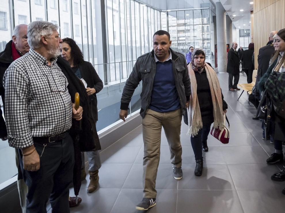 El matrimonio de Santa Isabel, en los pasillos de la Audiencia de Zaragoza, donde se les juzga esta semana por la muerte de su hija, de 29 días.