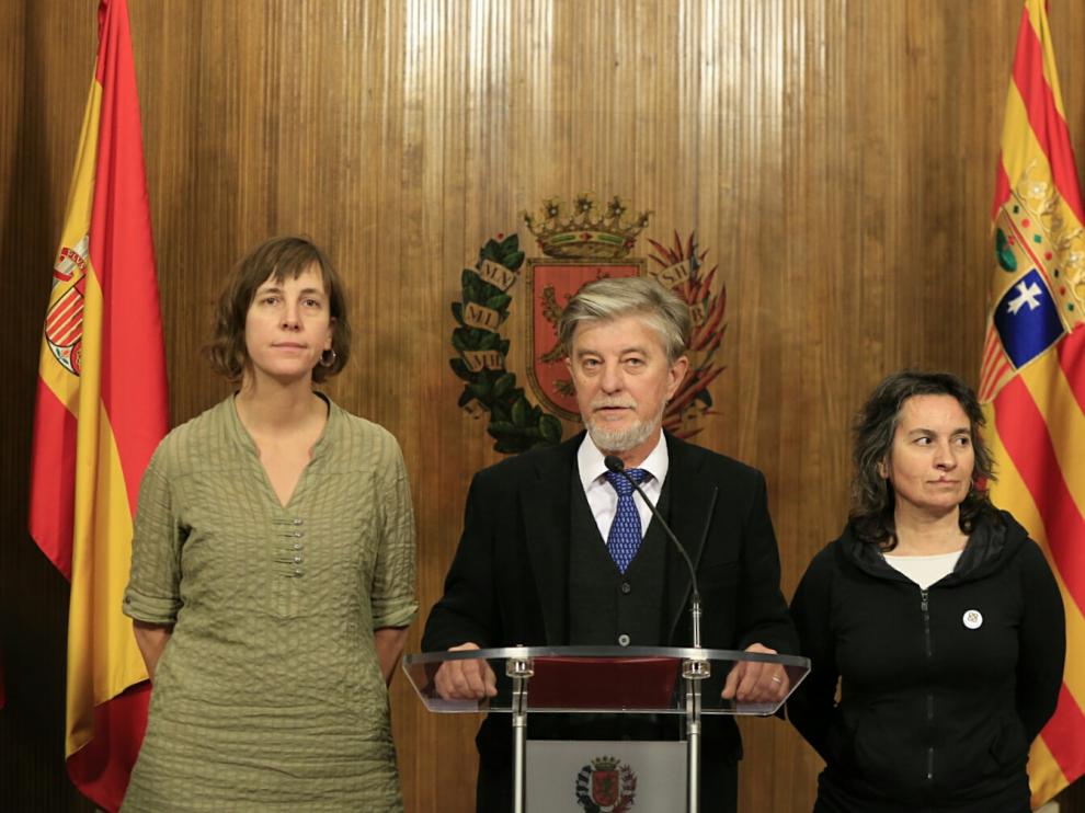 El alcalde, Pedro Santisteve, acompañado de la concejala Teresa Artigas (izquierda) y la vicealcaldesa, Luisa Broto (derecha)