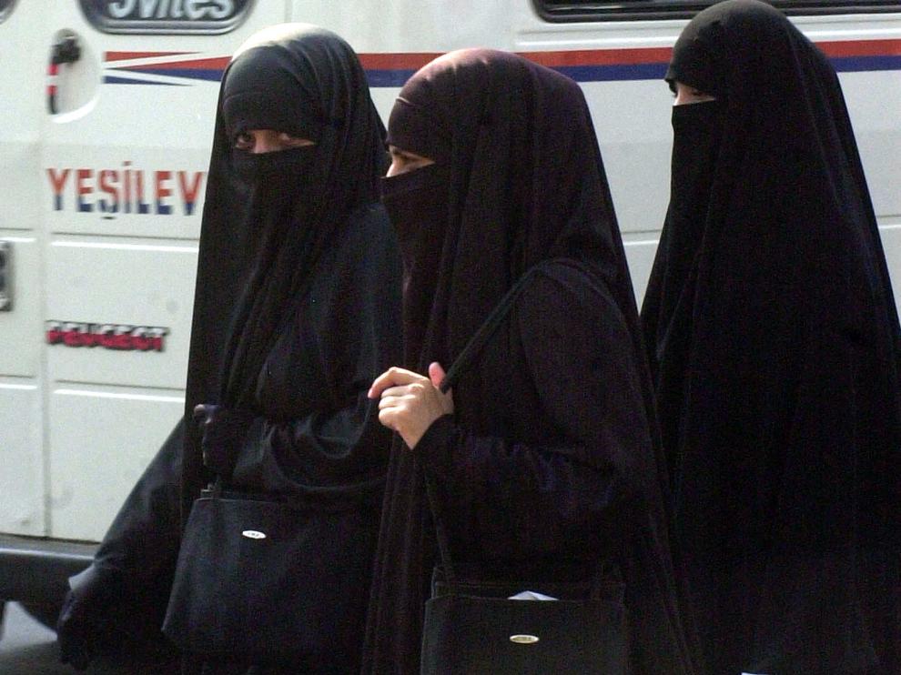 Entre 1996 y 2001, bajo el gobierno talibán, se les prohibió a las mujeres trabajar, se les obligó a llevar un burka de cuerpo entero que les cubría la cara y no tenían permitido salir sin un pariente masculino.