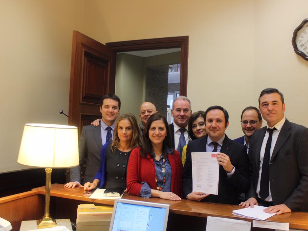 Diputados de las seis autonomías que vertebra el eje ferroviario han registrado este martes una iniciativa en el Congreso.