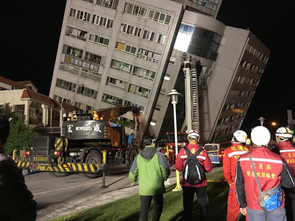 Centenares de personas atrapadas en los edificios tras un terremoto de más de 6 grados en Taiwán