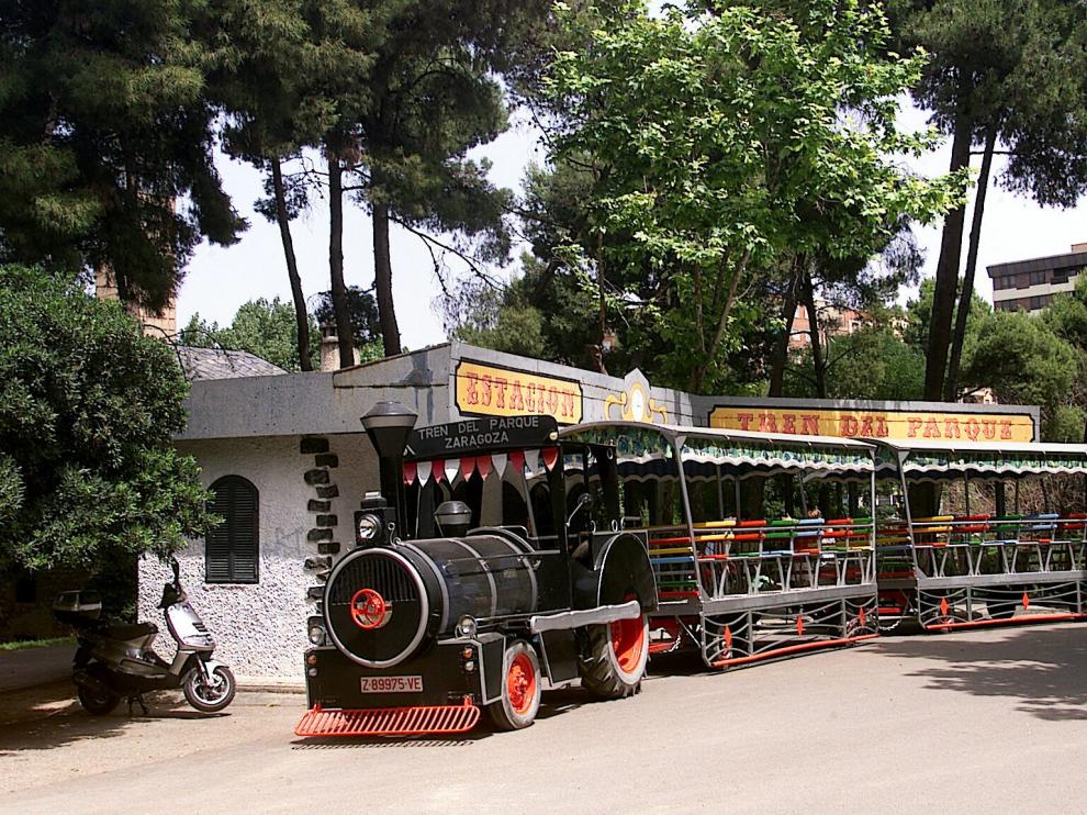 La locomotora de siempre, junto a su estación, en una imagen de archivo.