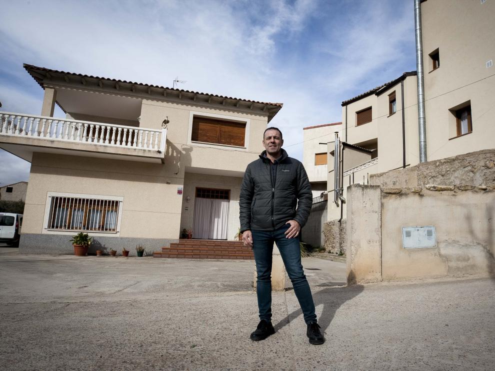 Juanjo Ruiz, alcalde de Maleján, en el casco urbano de su pueblo, con una pierna en su término municipal y otra en el de Borja.
