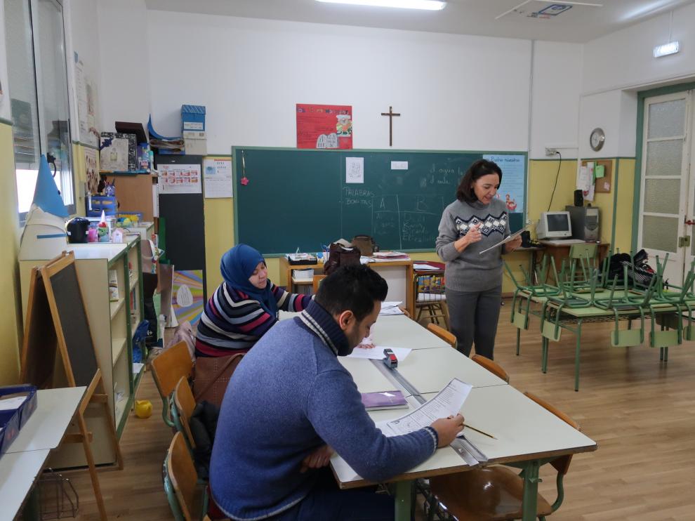 Curso para preparar los exámenes de la nacionalidad española, en el colegio Luis Vives de Zaragoza.