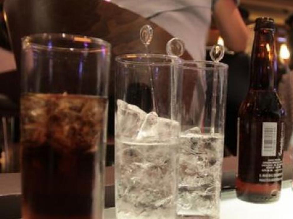 Consumo de alcohol en un bar de Zaragoza