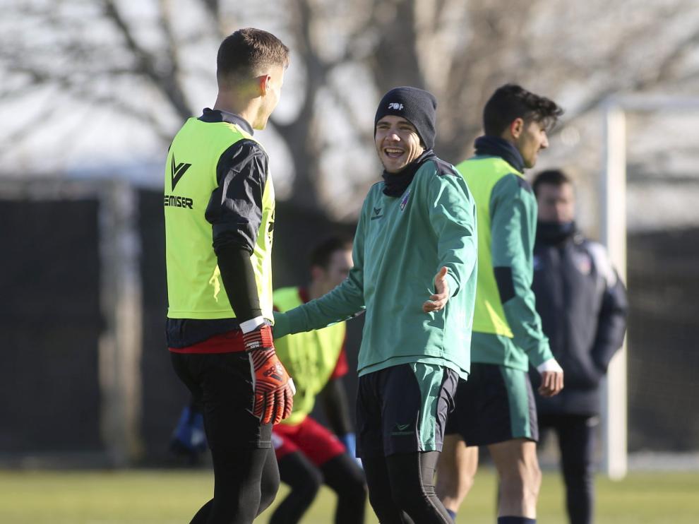 Álex Gallar bromea con otro Álex, en este caso el portero Remiro, durante el entrenamiento de ayer en el instituto Montearagón.