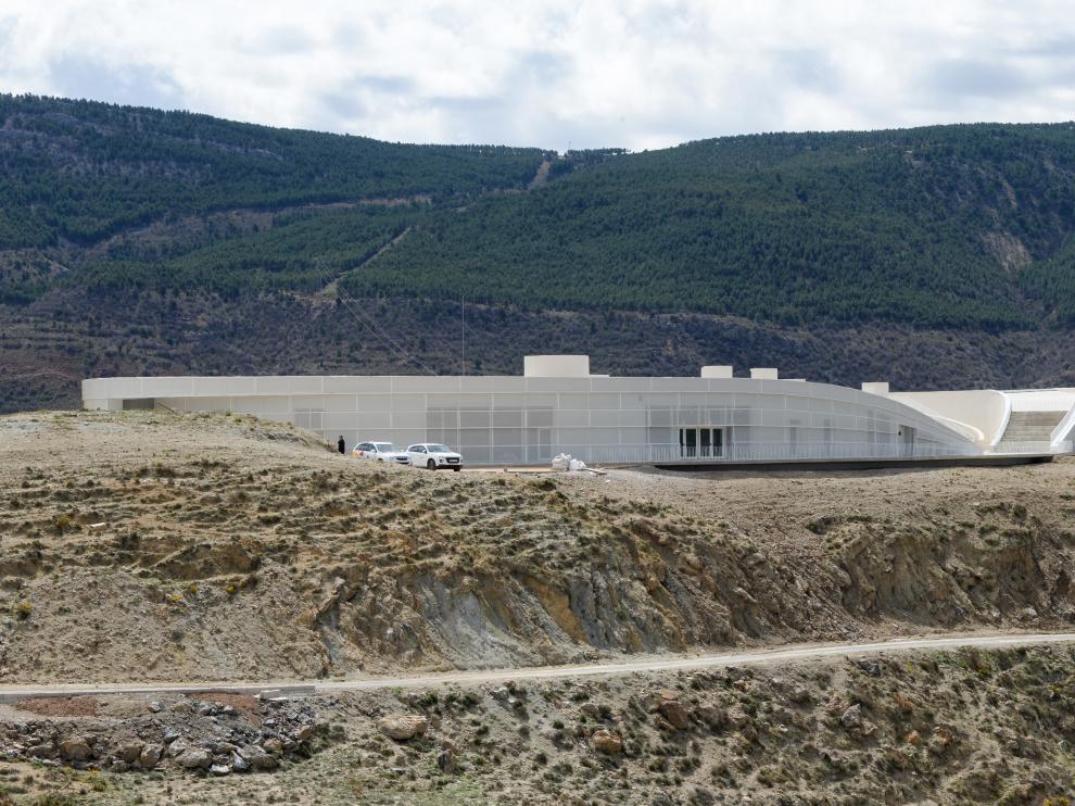 El proyecto del edificio, integrado armónicamente en el paisaje, ha recibido un premio nacional.