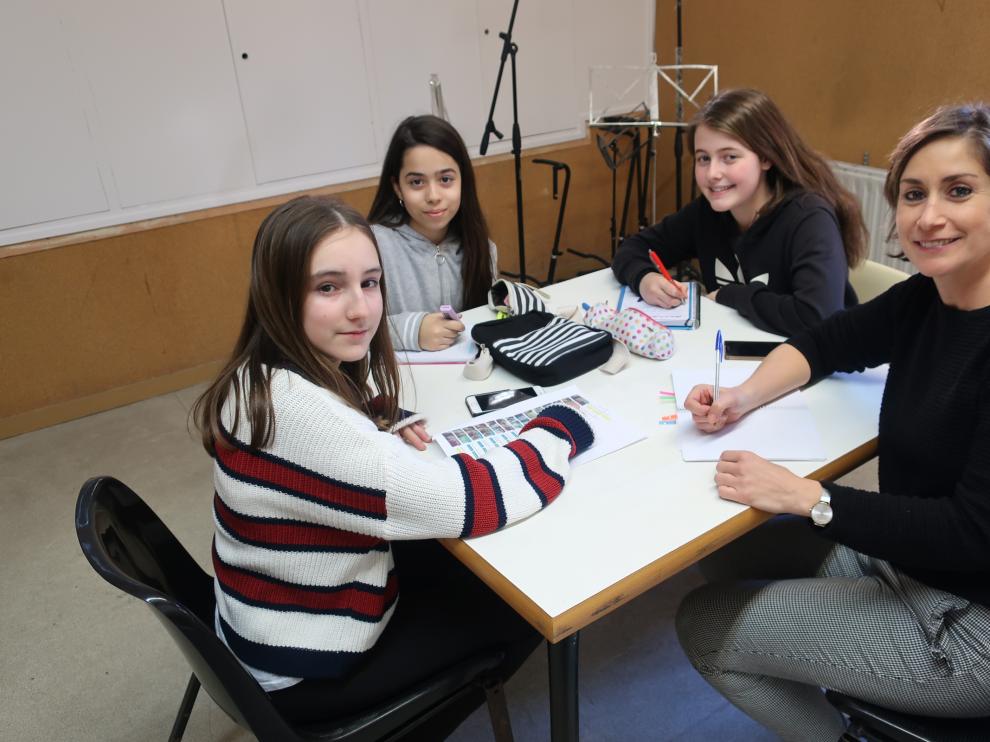 Zaragozanas participantes en el concurso Technovation Challenge. De izda. a drcha., Beatriz Alhambra, Claudia Piedrafita, Helena González y la ingeniera Manuela Delgado.