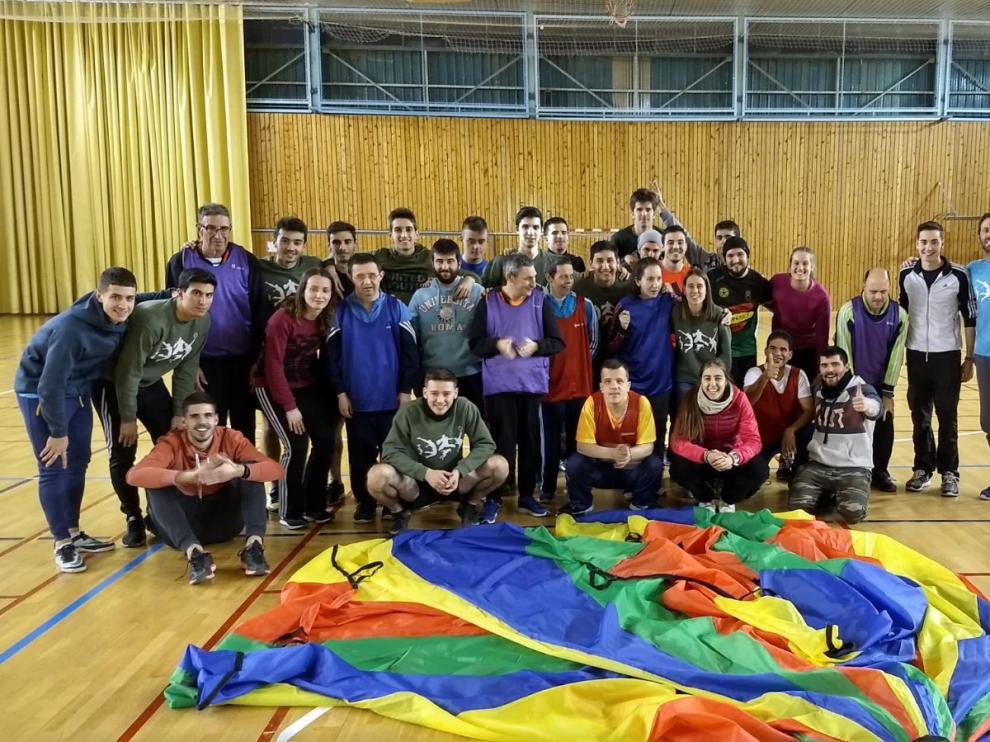 Estudiantes y usuarios de CADIS posaron para una foto de familia al final de la yincana
