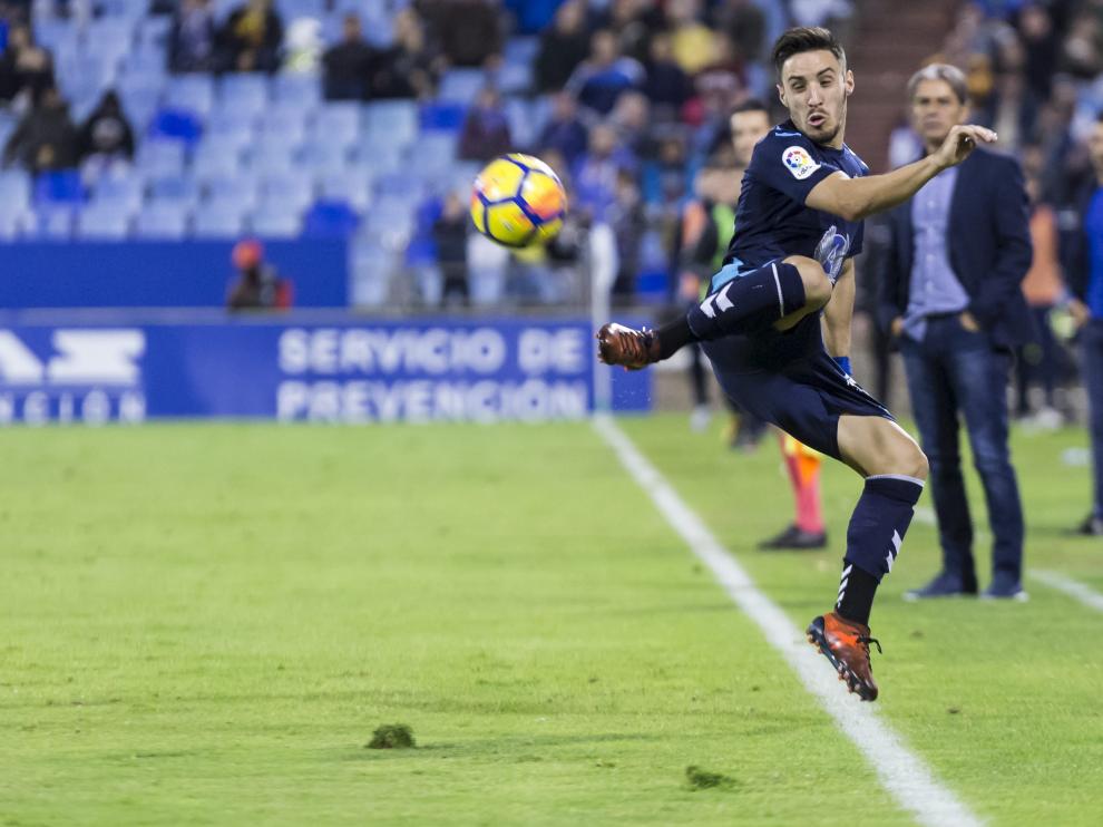 Un jugador de la Cultural durante la visita del equipo leonés a La Romareda.