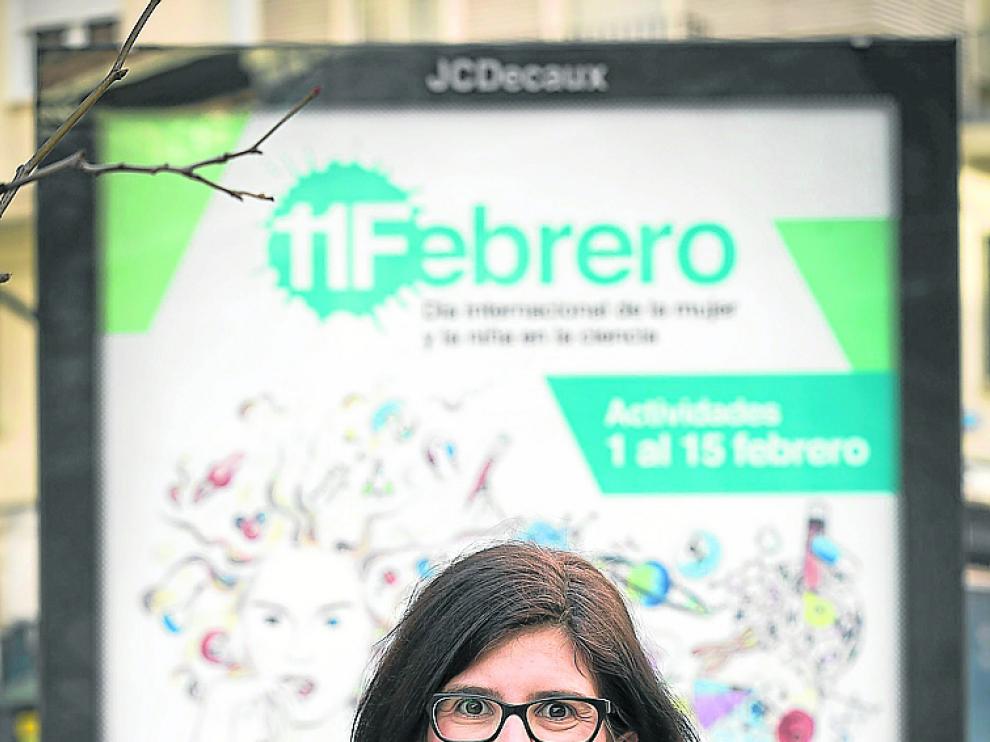 Julia Herrero, delante del cartel del 11-F.