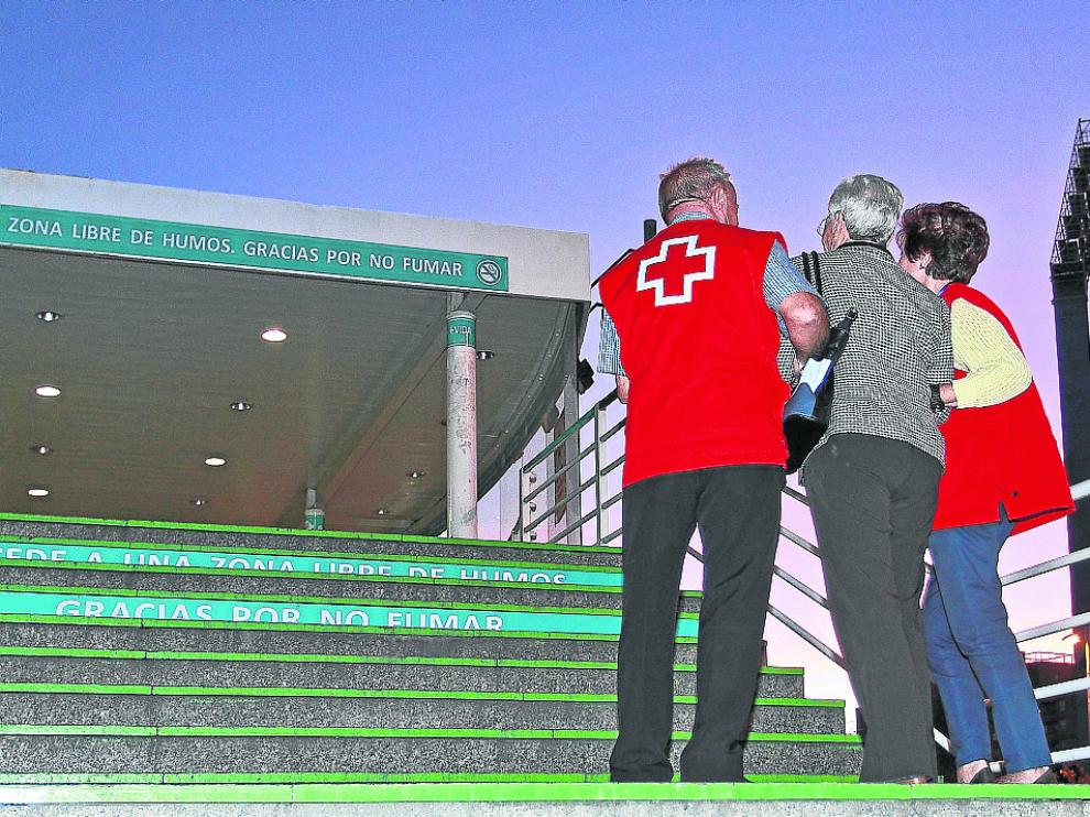 Mayores que ayudan a mayores. El programa de atención a la tercera edad de Cruz Roja en Zaragoza está formado por 12 técnicos especializados. Estos profesionales cuentan con la ayuda de decenas de voluntarios.Muchos de ellos son personas que ya han cumplido 65 años, con buena salud y ganas de ayudar a otros mayores.