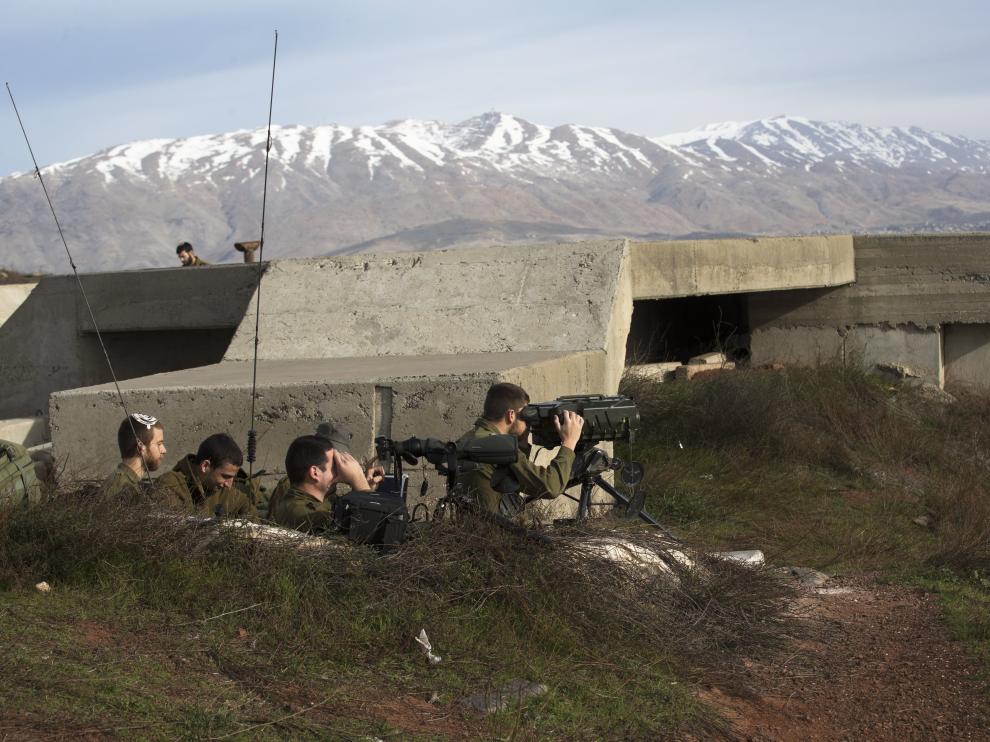 Soldados irsraelíes observan desde los Altos del Golán la frontera con Siria, este sábado.