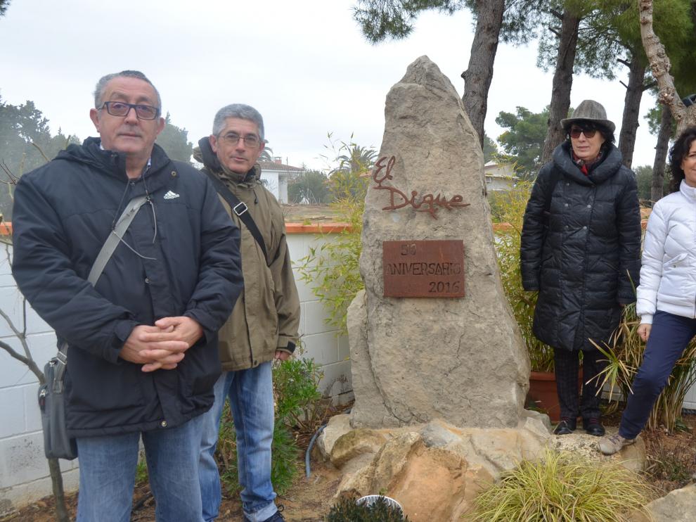 Miembros de la asociación, junto al monolito por los 50 años del barrio, instalado en 2016.