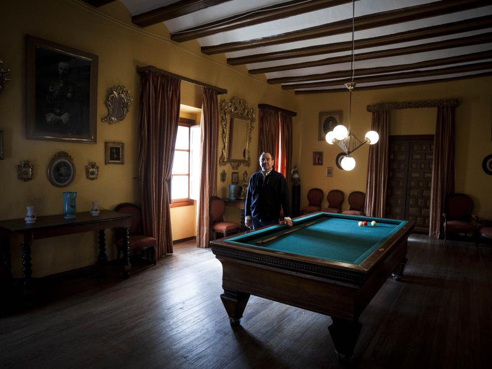 El decimotercer conde de Bureta, en el salón de billar del palacio.