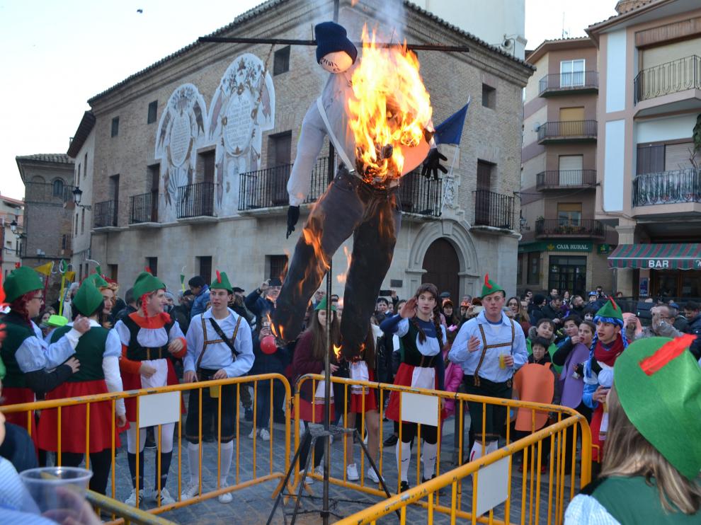 Los calandinos quemaron a Don Carnal en la plaza y protagonizaron después un desfile hasta el pabellón.