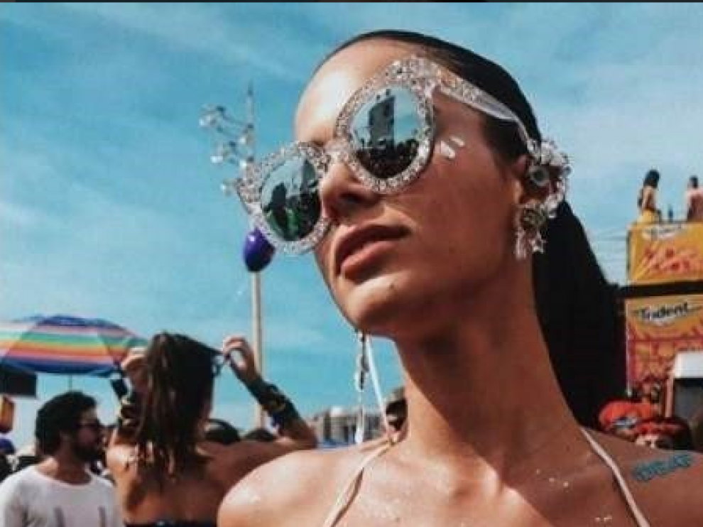 Sensual disfraz de la novia de Neymar en el carnaval con homenaje al futbolista