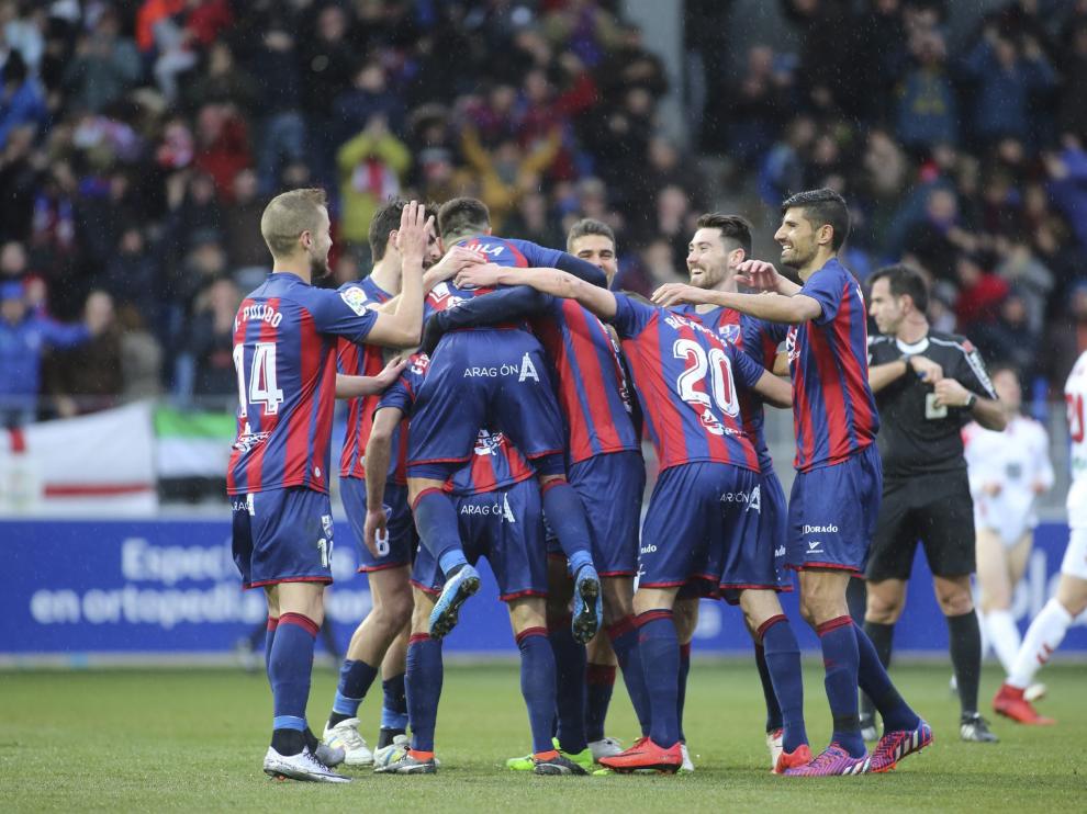 Los jugadores del Huesca celebran el tanto que marcó Jair Amador y que les dio el triunfo contra la Cultura Leonesa (1-0).