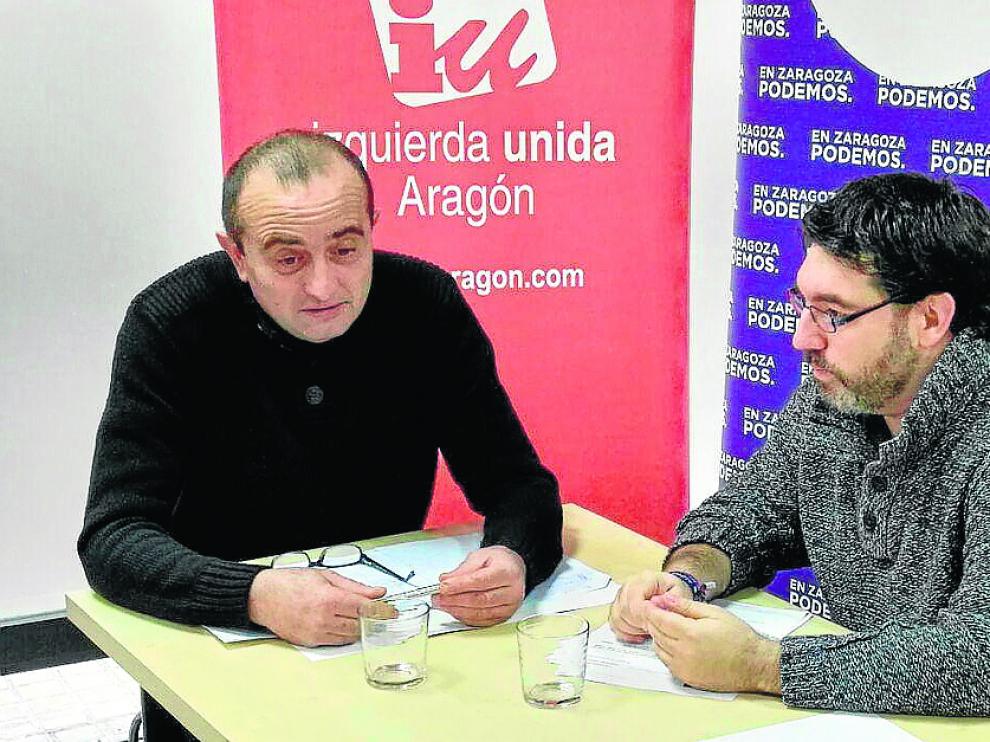 Raúl Ariza (izquierda) y Guillermo Lázaro (Podemos), durante su reunión.