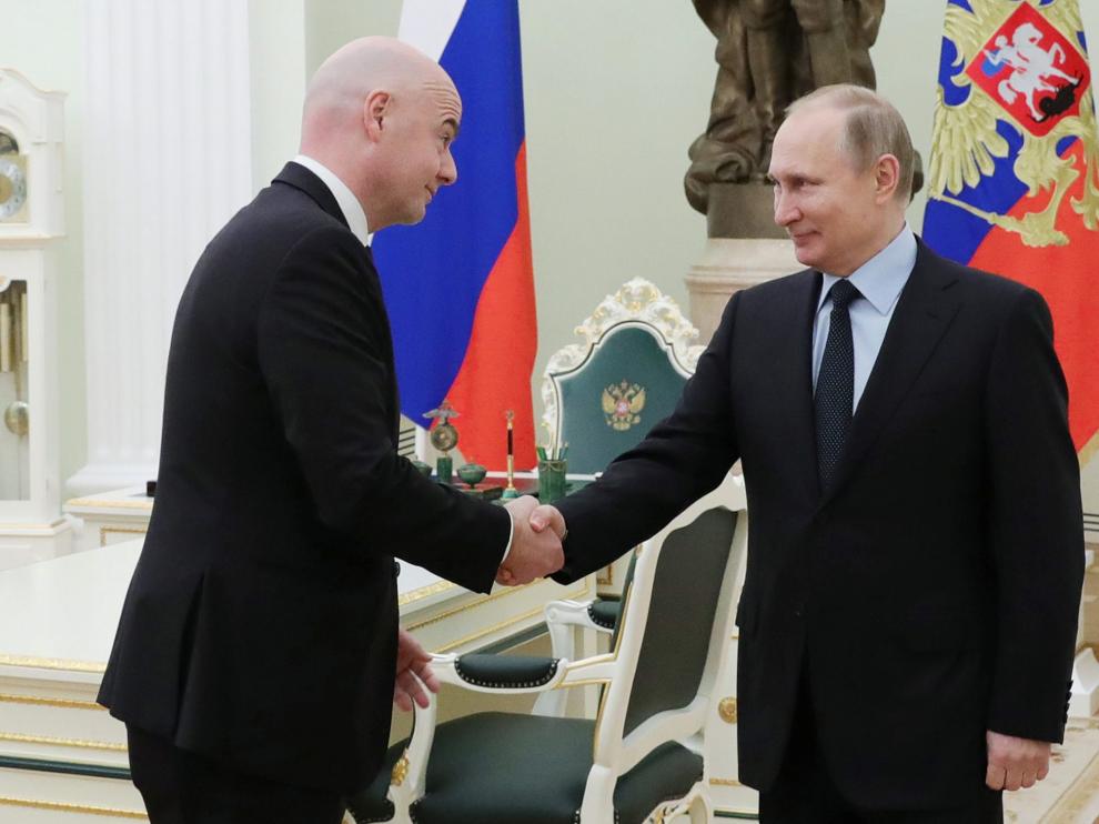 Putin en una reunión de este lunes, a pesar de estar acatarrado.