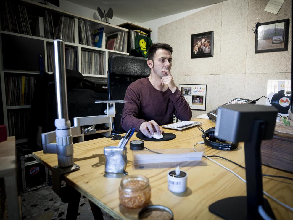 Carlos Hollers, en su estudio casero. Delante, las mezclas en pantalla; detrás, sus vinilos favoritos.