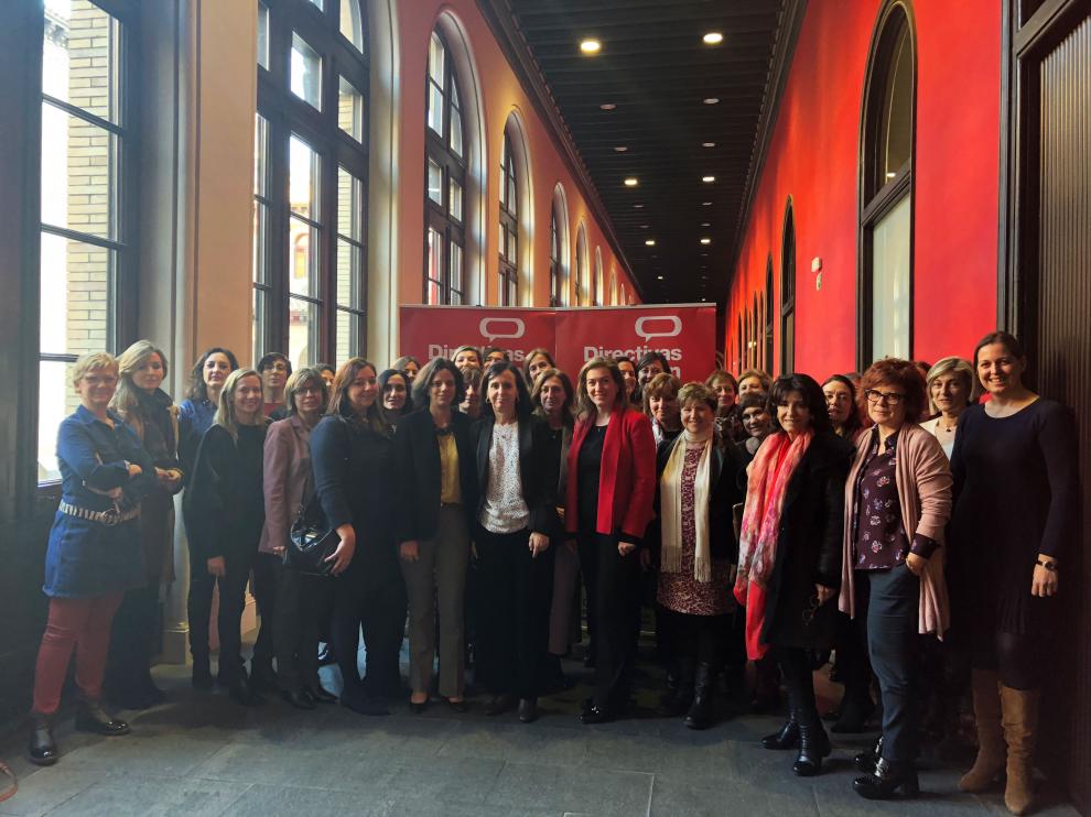 Mujeres directivas con María Emillia Casas