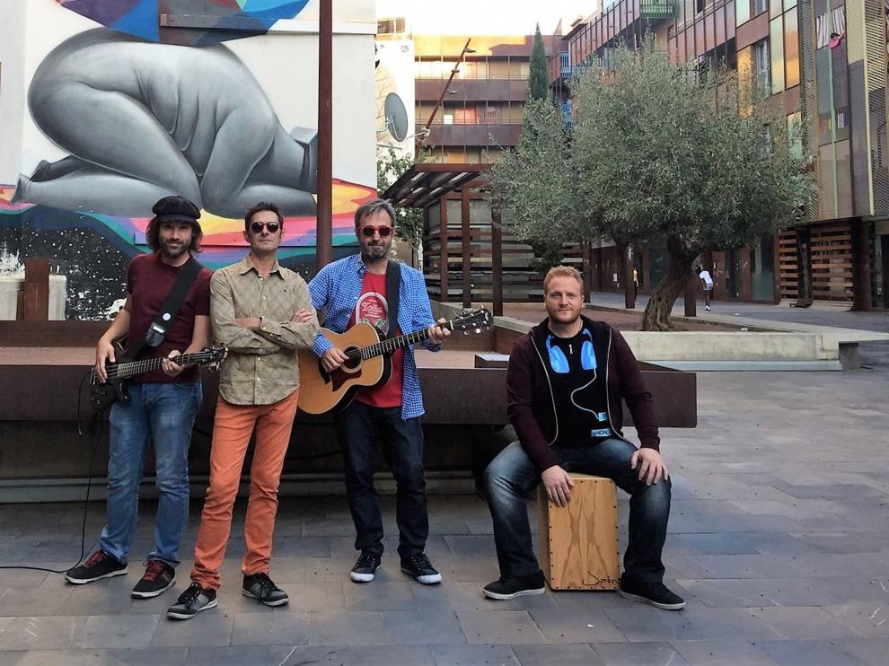 Los músicos que interpretan 'Marcela en la barra del bar': Fernando Font (voz), Ricardo Pérez (bajo), Nacho Flores (percusión) y Alfonso Vicente-Gella (guitarras), durante el rodaje en Las Armas.