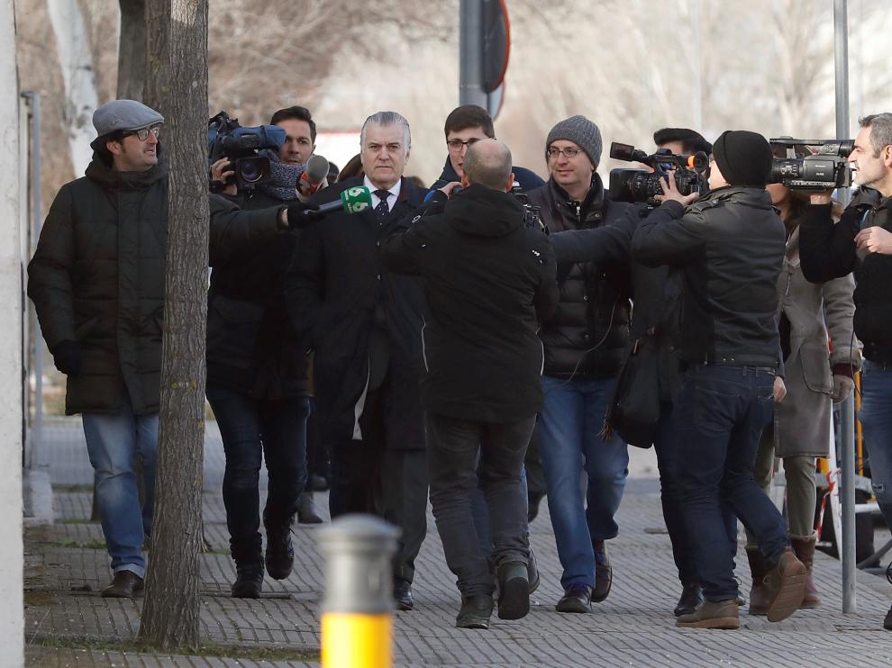 Barcenas, rodeado de periodistas, a su llegada al juzgado.