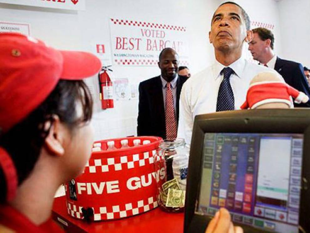 Obama, en un local de su hamburguesería de cabecera.