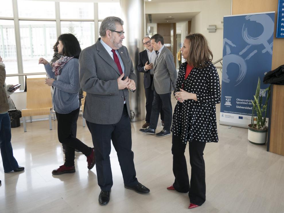 El rector, José Antonio Mayoral, habla con la consejera de Educación, Mayte Pérez, en el campus.