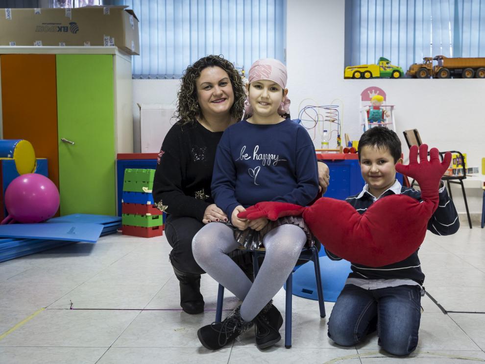 Paula junto a su madre y su hermano en la sede de Aspanoa.
