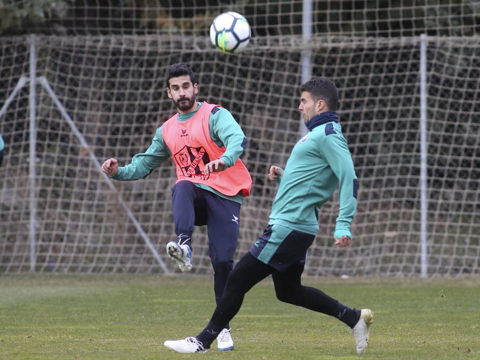 Lluís Sastre golpea la pelota durante el entrenamiento de este miércoles en el IES Pirámide, ante la marca del venezolana Alexander González.