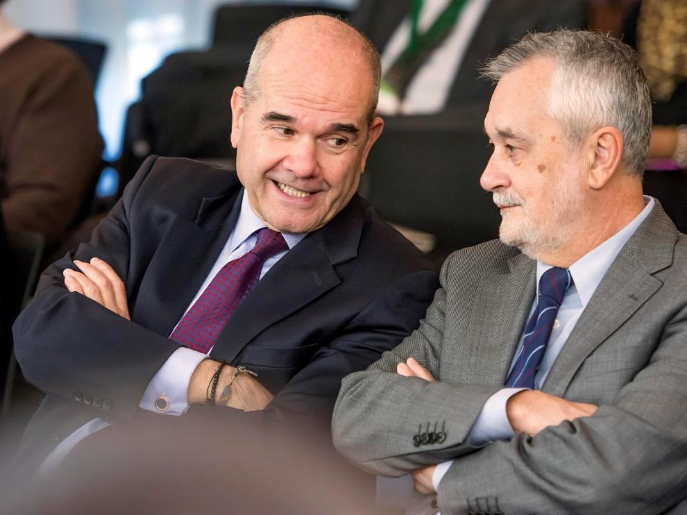 Chaves y Griñán en la sala de la Audiencia de Sevilla.