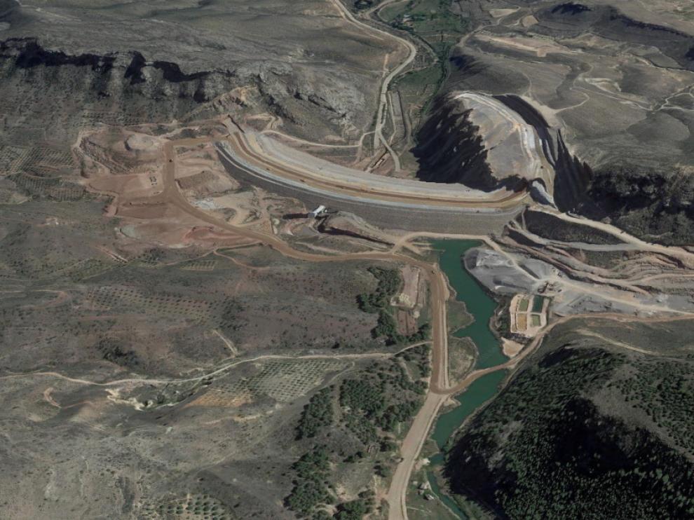 Imagen aérea del embalse de Mularroya, en el que se aprecia el cuerpo de la presa.