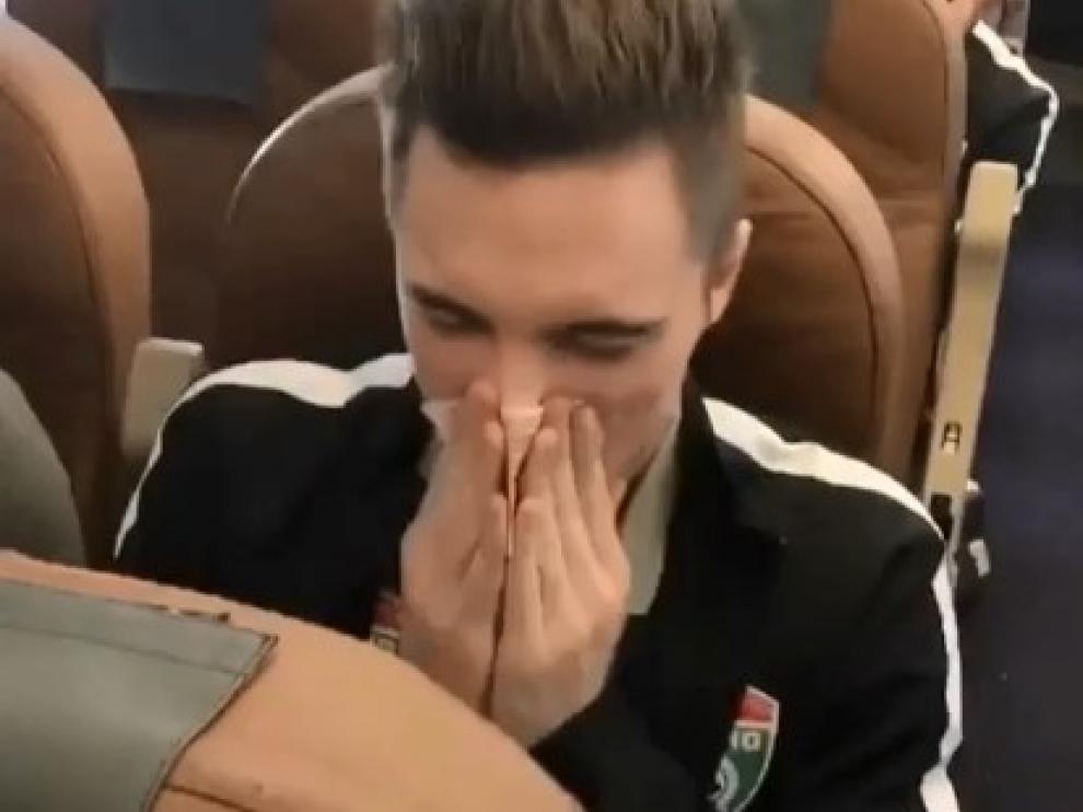 Captura de pantalla del vídeo en el que se muestra aun futbolista ruso sonándose los mocos en un billete.