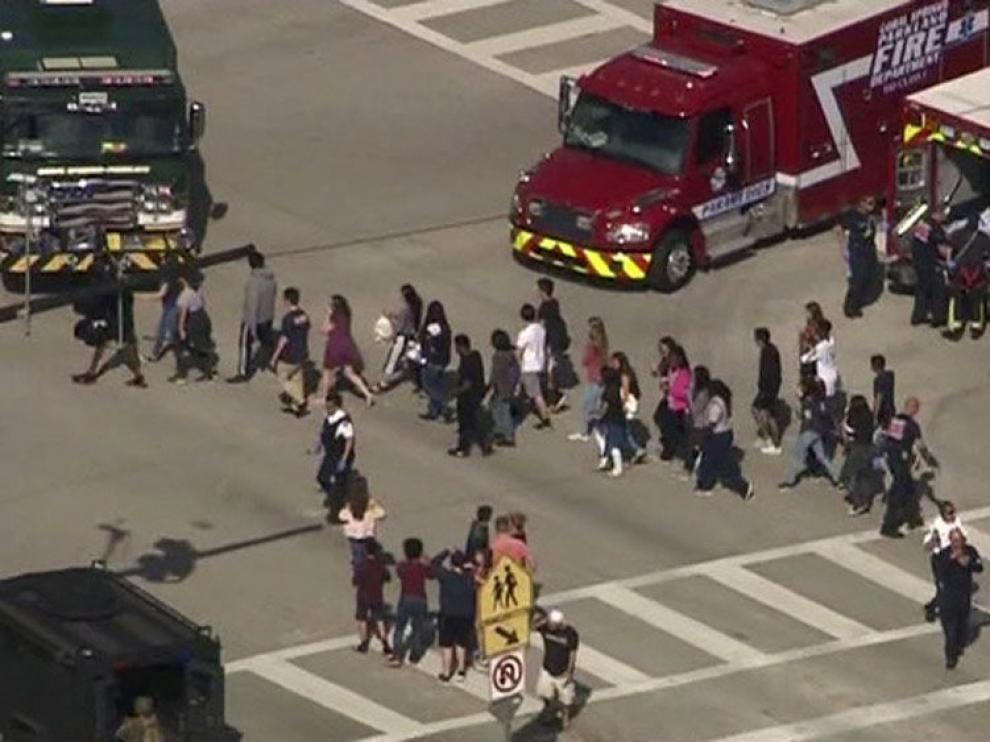 Alumnos siendo evacuados del instituto en el que se ha producido el tiroteo.