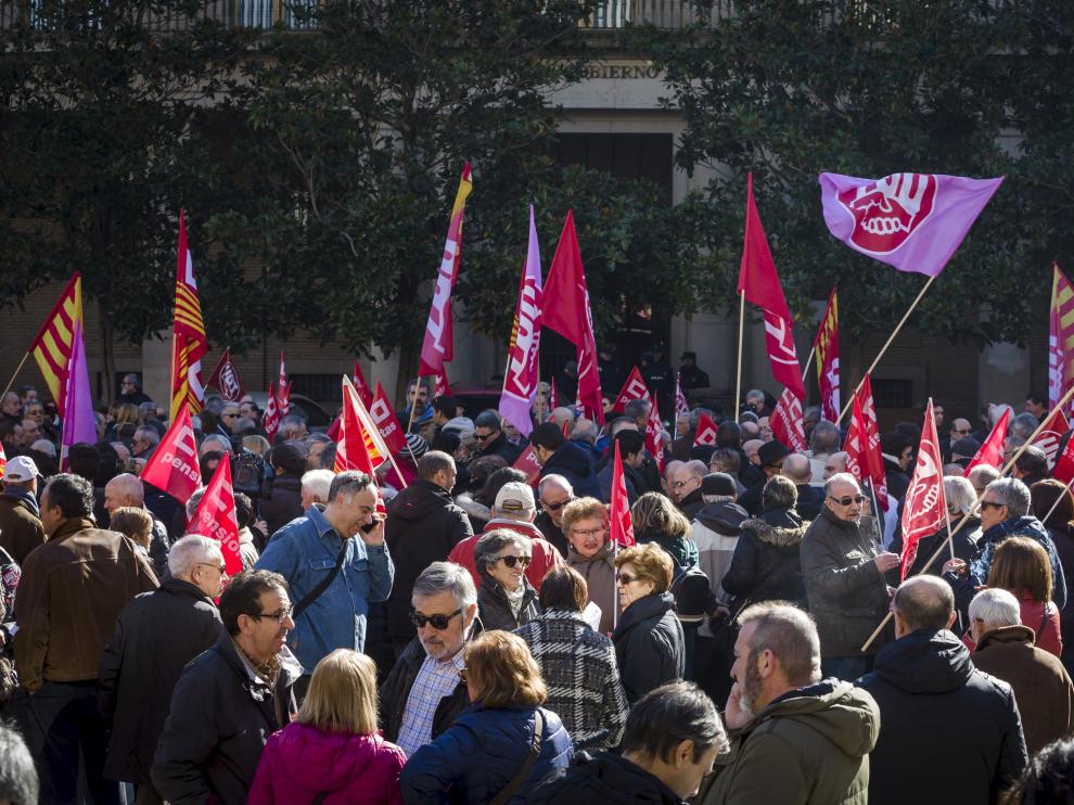 Cientos de pensionistas han llevado hoy su protesta a las puertas de la delegación del Gobierno en Zaragoza