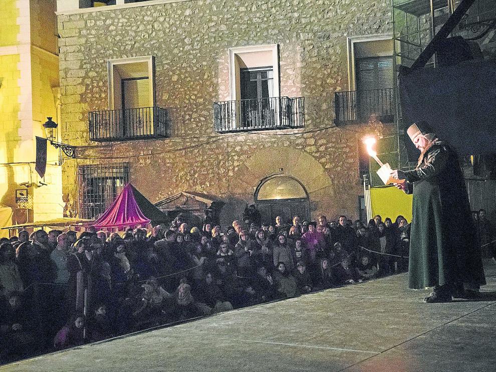 Las primeras escenas de la recreación teatral de las Bodas de Isabel se representaron este jueves en la plaza de la Catedral.