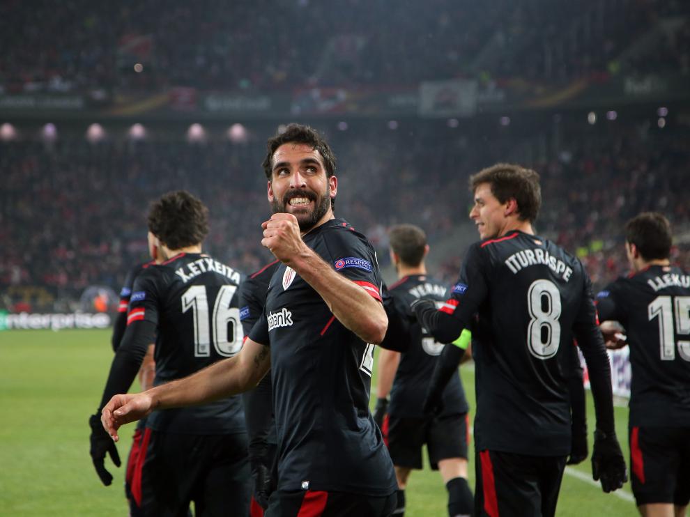 Los jugadores del Athletic durante el partido en Moscú