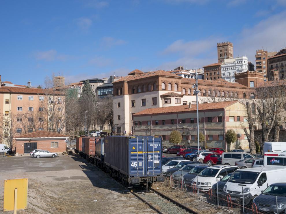 Los tres vagones sobrantes, apartados de la vía esta mañana
