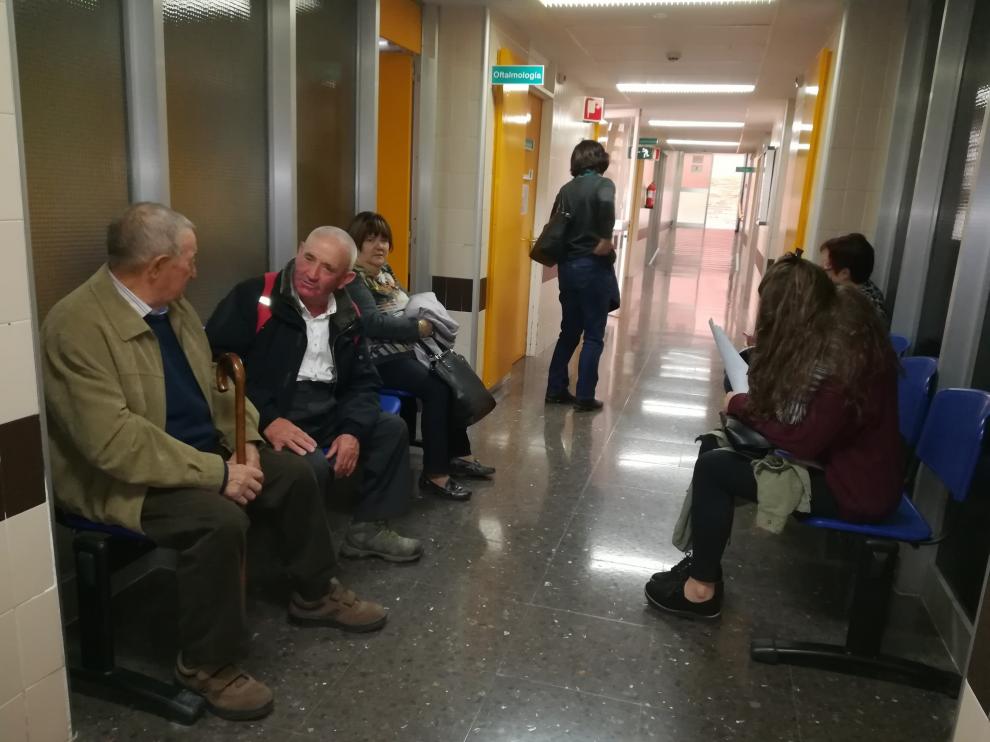 Oftalmología es una las especialidades con más demanda en el Obispo Polanco de Teruel, lo que unido a la falta de espacio en la sala de espera hace que los pacientes en la foto aguarden en el pasillo.