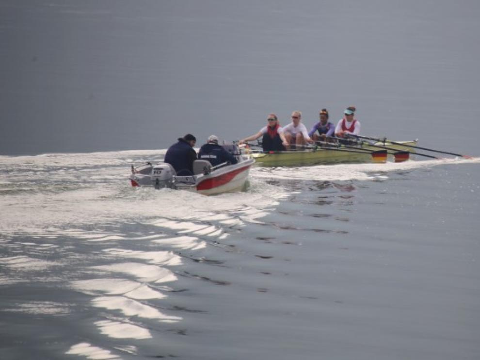 Remeros en el embalse de Riba-Roja.