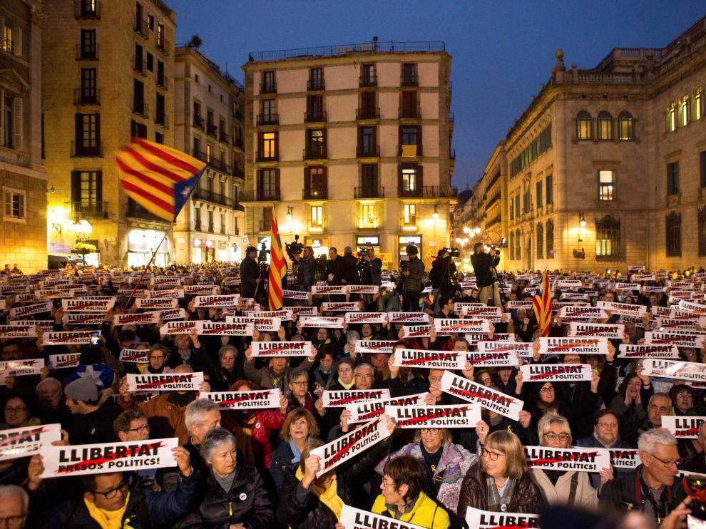 Manifestantes convocados por ANC y Òmnium en la plaza Sant Jaume.